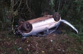 Carro capota após colisão que tirou a vida de motociclista na BR-282