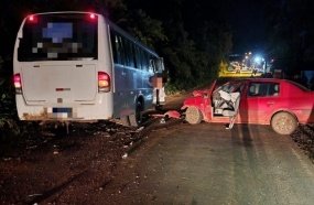 Colisão entre carro e micro-ônibus deixa dois feridos na SC-155