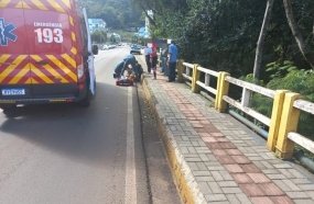 Menino de 11 anos é atropelado por carro após cair de bicicleta 