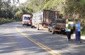 Homem que consertava caminhão fica ferido após veículo ser atingido por caminhonete 