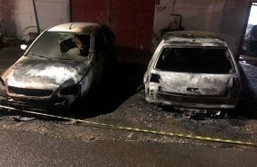 Veículos são destruídos por incêndio criminoso durante a madrugada