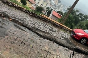 Enxurrada abre vala e deixa rua intransitável em Joaçaba 