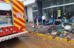 Bombeiros auxiliam comunidade na limpeza de estabelecimentos em Ipira