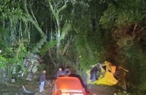 Motorista é resgatado inconsciente após colisão frontal entre carretas na BR-470