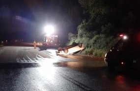 Carro capota após motorista perder controle da direção em uma curva da SC-135