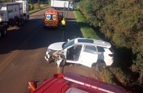 Mulher fica presa às ferragens após acidente envolvendo três veículos na BR-282 