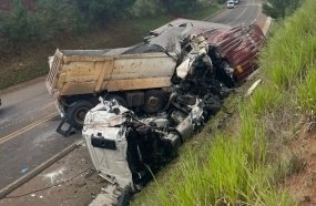 Colisão frontal entre carreta e caminhão mata duas pessoas na BR-282