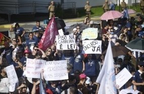 Governo entra na justiça para descontar dias parados de professores grevistas 