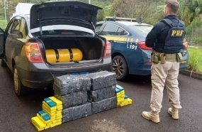 PRF intercepta veículo com 150 kg de maconha em Catanduvas