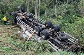 Caminhão que levava donativos para o RS capota na SC-155