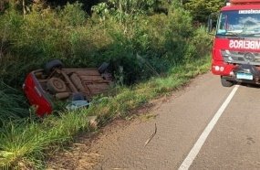Motorista é ejetado de picape durante capotamento na SC-464