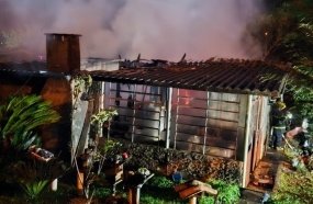 Casa é destruída por incêndio em Tangará 