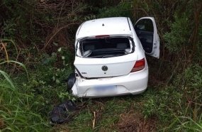 Carro com placas de Joaçaba é jogado para fora da pista após colisão na BR-470