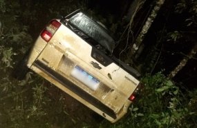 Picape cai em ribanceira após saída de pista na SC-350