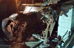 Três pessoas ficam feridas após carro capotar sobre garagem de residência 
