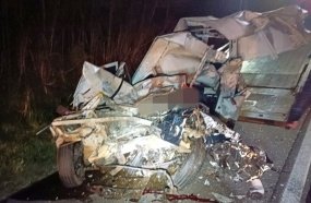 Motorista de utilitário morre após colisão frontal contra ônibus na BR-282