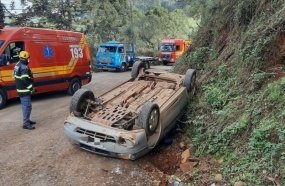 Jovens escapam ilesas após carro capotar no interior de Rio das Antas