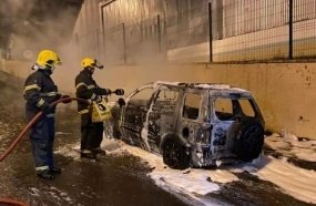 Veículo estacionado pega fogo e é destruído por incêndio