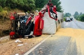 Colisão entre caminhões deixa duas pessoas gravemente feridas na BR-282 