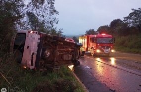 Acidente com van da saúde deixa da saúde oito pessoas feridas na SC-135