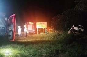 Duas pessoas ficam feridas após carro sair da pista na SC-452