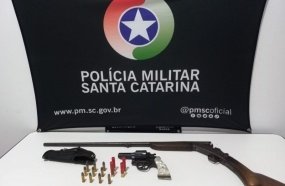 Motorista é preso após PM localizar armas durante abordagem do carro