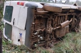 Condutor é ejetado de van após veículo tombar na SC-355 