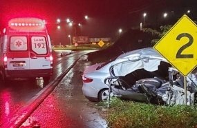 Motorista foge após colisão deixando passageiro preso às ferragens 