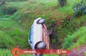 Mulher é socorrida com ferimentos após carro cair em córrego 
