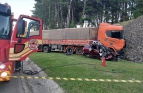 Idoso morre após colisão entre carro e carreta na Serra catarinense 