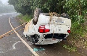 Condutora capota carro após se perder em uma curva da SC-155