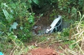 Condutora capota carro em ribanceira na Rodovia do Ovo 