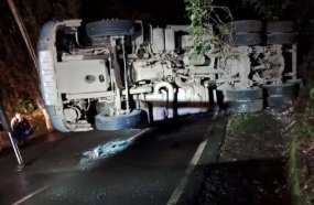 Tombamento de caçamba interdita acesso de Herval por mais de 3 horas
