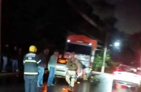 Motorista foge após bater carro de frente com caminhão em Luzerna