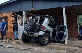 Veículo atinge residência após ‘voar’ sobre rua principal em Herval 