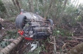 Carro capota após sair da pista e colidir contra árvores em Ibicaré