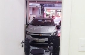 Veículo desgovernado invade recepção do Universitário Santa Terezinha