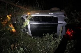 Jeep/Renegade despenca em ribanceira após sair da pista 