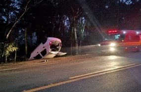 Jovem fica ferida após carro sair da pista e capotar na BR-470