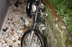 Condutor fica ferido após motocicleta atingir residência