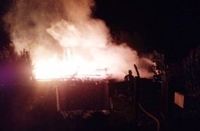 Incêndio consome casa de madeira no interior de Capinzal