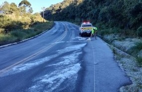 Policiais rodoviários aplicam sal para descongelar pista na Serra catarinense