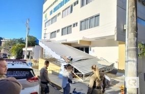 Toldo metálico do Ambulatório Médico desaba e deixa três pessoas feridas  