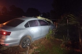 Motorista abandona veículo após colisão contra poste na SC-150