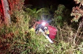 Carro despenca em ribanceira após colisão em Fraiburgo 