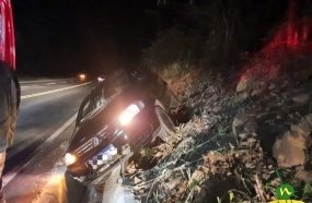 Veículo fica encavalado na sarjeta após saída de pista na SC-150