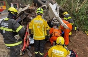 Motorista é resgatado em estado grave após caminhão capotar na SC-283