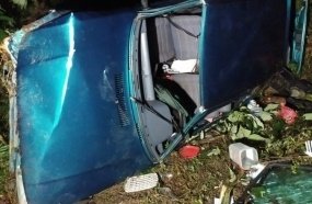 Carro capota em ribanceira após sair da pista na BR-282