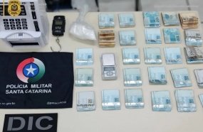 Polícia apreende drogas e dinheiro com investigado por tráfico 