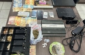 Quatro pessoas são detidas após PM estourar ponto de venda de drogas